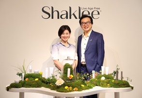 嘉康利 不只白，更有光：首創保健品級複方精華白C瓶 上市操作