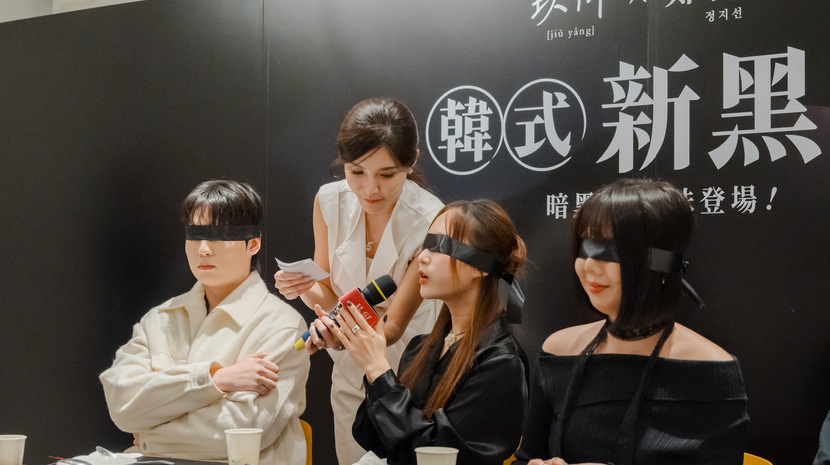 Jung Ji-sun presenting the 玖仰 “韓式新黑潮” collaboration menu to creators.
